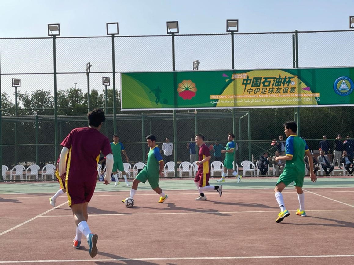 12月14日，中國石油（伊拉克）魯邁拉片區(qū)舉辦公共開放日和足球友誼賽。中國石油工程建設(shè)有限公司魯邁拉項目代表隊與巴士拉大學(xué)代表隊進(jìn)行了比賽，巴士拉大學(xué)代表隊獲勝。文學(xué)軍攝