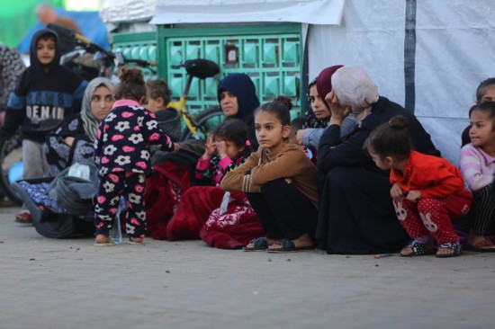 這是12月3日在加沙地帶代爾拜拉赫一家醫(yī)院拍攝的流離失所的巴勒斯坦人。新華社發(fā)