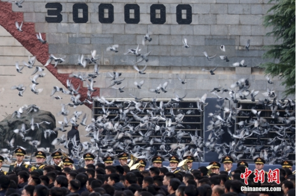 12月13日是第十個(gè)南京大屠殺死難者國家公祭日。當(dāng)天上午，南京大屠殺死難者國家公祭儀式在侵華日軍南京大屠殺遇難同胞紀(jì)念館舉行。圖為國家公祭儀式現(xiàn)場。中新社記者 泱波 攝