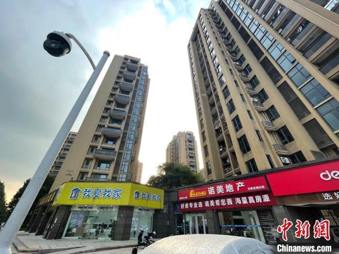 多家房地產(chǎn)中介。 蘇婷 攝