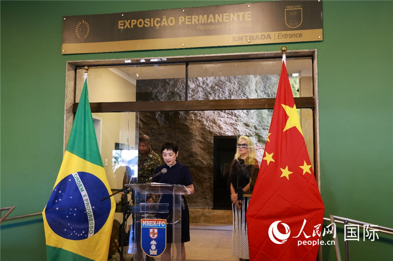 中國駐里約總領(lǐng)事田敏在攝影展開幕式上致辭。 人民網(wǎng)記者 陳海琪攝