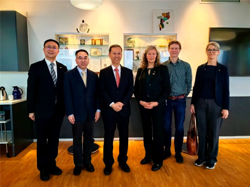 中國(guó)駐瑞典大使崔愛(ài)民（左三）會(huì)見(jiàn)瑞典農(nóng)業(yè)大學(xué)校長(zhǎng)薇迪（左四）。中國(guó)駐瑞典大使館供圖。