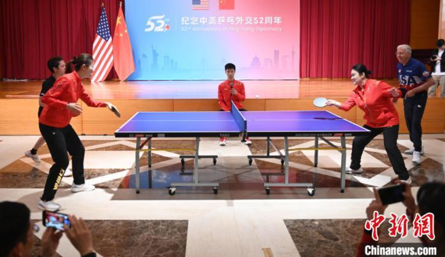 當(dāng)?shù)貢r(shí)間12月13日，中國(guó)駐美使館在華盛頓舉辦慶祝活動(dòng)紀(jì)念中美乒乓外交52周年。圖為丁寧、劉偉、戴爾等中美運(yùn)動(dòng)員上演混雙表演賽。中新社記者 陳孟統(tǒng) 攝