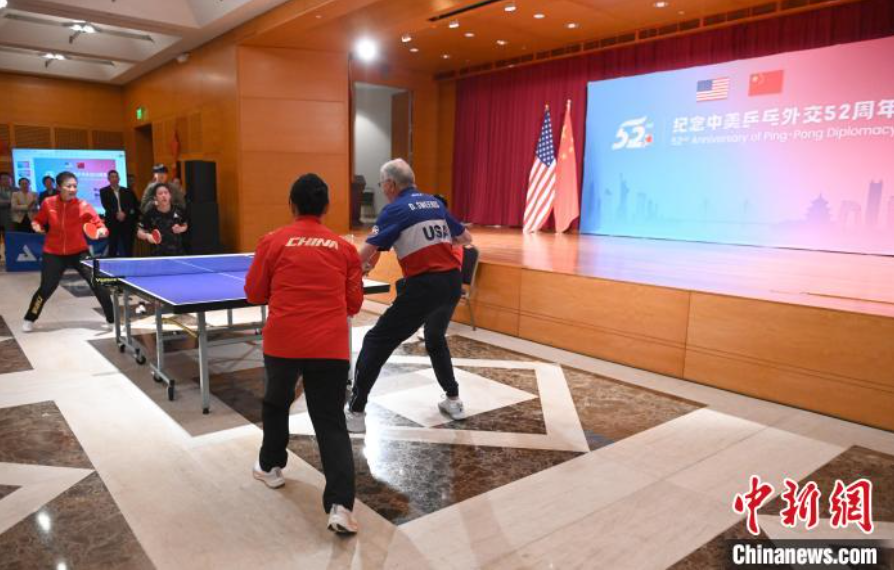 當(dāng)?shù)貢r(shí)間12月13日，中國(guó)駐美使館在華盛頓舉辦慶?；顒?dòng)紀(jì)念中美乒乓外交52周年。圖為丁寧、劉偉、戴爾等中美運(yùn)動(dòng)員上演混雙表演賽。中新社記者 陳孟統(tǒng) 攝