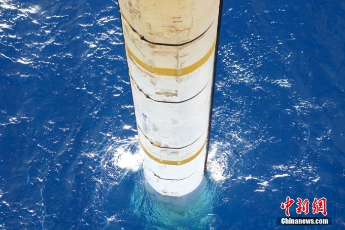 鉆井平臺(tái)上伸入海中的設(shè)備。<a target='_blank' href='/' _fcksavedurl='/' ><p  align=
