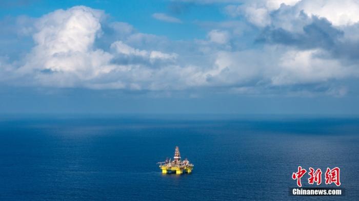 遠(yuǎn)眺中國(guó)海油982鉆井平臺(tái)。<a target='_blank' href='/' _fcksavedurl='/' ><p  align=