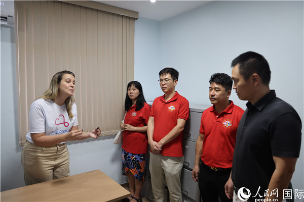 王尉育等人參觀并了解協(xié)會(huì)活動(dòng)場(chǎng)所及設(shè)施。人民網(wǎng)記者 時(shí)元皓攝