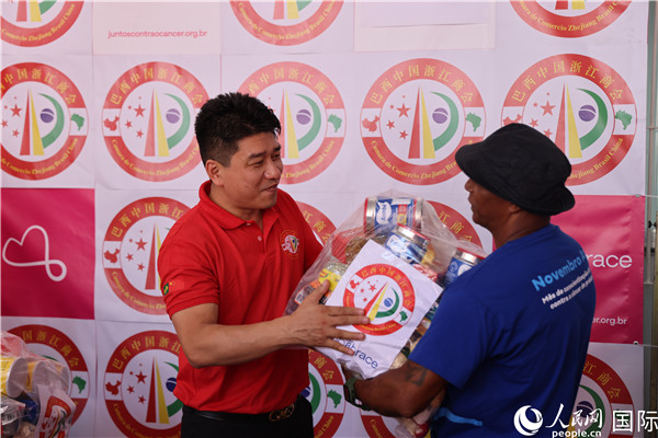 鄭俠茂向癌癥患者捐贈(zèng)食品籃。人民網(wǎng)記者 時(shí)元皓攝