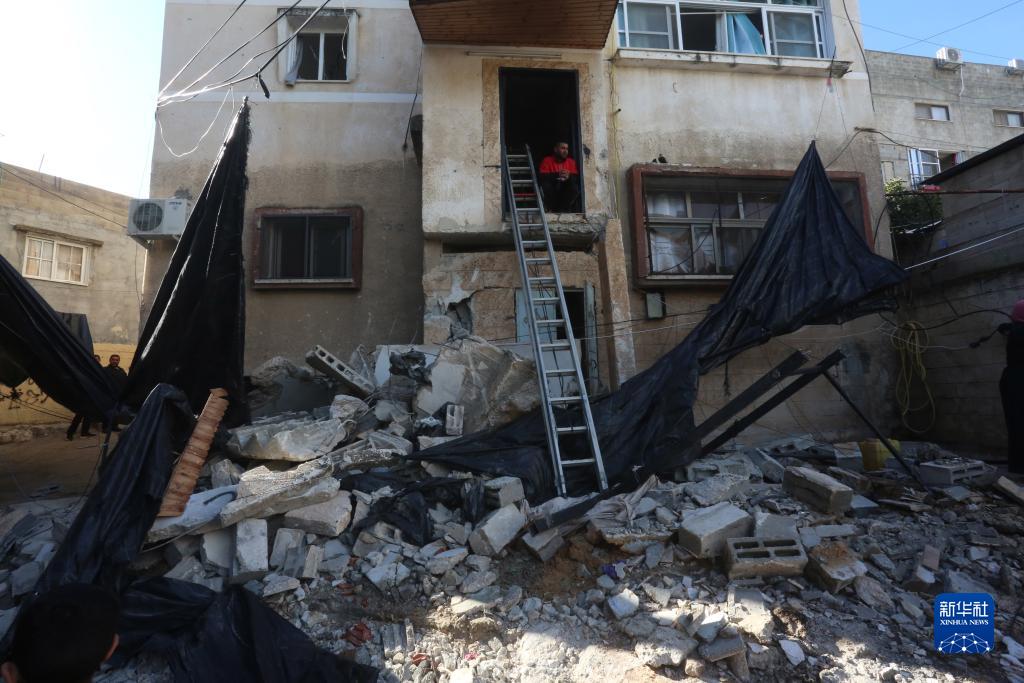 12月17日，在約旦河西岸城市圖勒凱爾姆附近的一處難民營，人們查看在沖突中損毀的房屋。新華社發(fā)（尼達(dá)爾·艾仕塔耶?dāng)z）