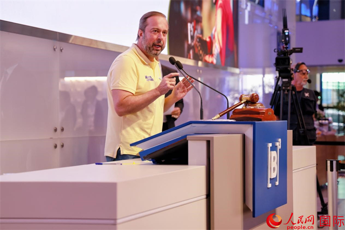 巴西礦產(chǎn)和能源部部長亞歷山大·西爾維拉發(fā)表致辭。人民網(wǎng)記者 宋亦然攝