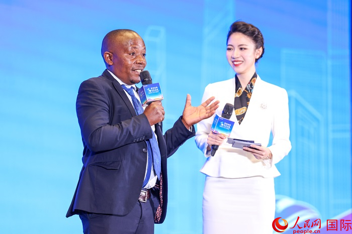 來(lái)自烏干達(dá)坎帕拉—恩德培機(jī)場(chǎng)高速公路項(xiàng)目的赫爾曼（左）被評(píng)為中國(guó)交建共建“一帶一路”最美外籍建設(shè)者之一。人民網(wǎng)記者 趙益普攝