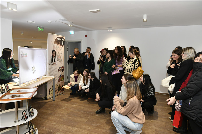 圖為觀眾欣賞帶有“你好中國(guó)”標(biāo)識(shí)的皮影展示。 布加勒斯特中國(guó)文化中心供圖。