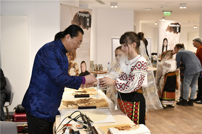 圖為羅馬尼亞小學(xué)生在現(xiàn)場(chǎng)體驗(yàn)烙畫(huà)。 布加勒斯特中國(guó)文化中心供圖