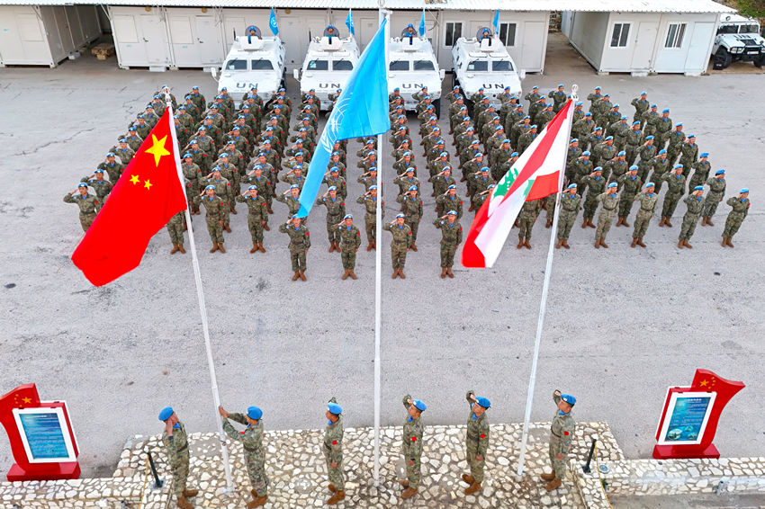 1月1日，中國第22批赴黎巴嫩維和官兵們舉行升旗儀式。胡光明攝