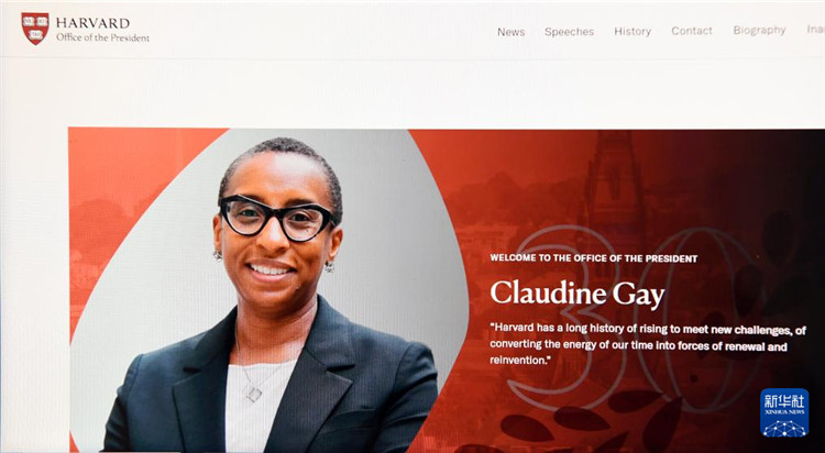 美國媒體1月2日報道，哈佛大學(xué)校長蓋伊宣布辭職。這是1月2日拍攝的有蓋伊照片的哈佛大學(xué)官網(wǎng)校長辦公室頁面。新華社記者李睿 攝