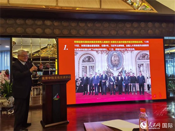 中國社會科學(xué)院榮譽(yù)學(xué)部委員、研究員徐世澄就評選結(jié)果進(jìn)行點(diǎn)評。人民網(wǎng)記者 魯揚(yáng)攝