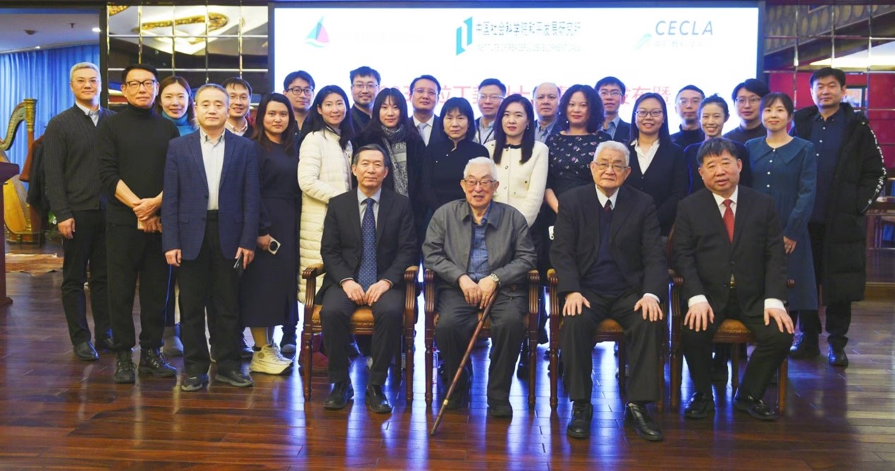 與會專家學(xué)者舉行合影。主辦方供圖