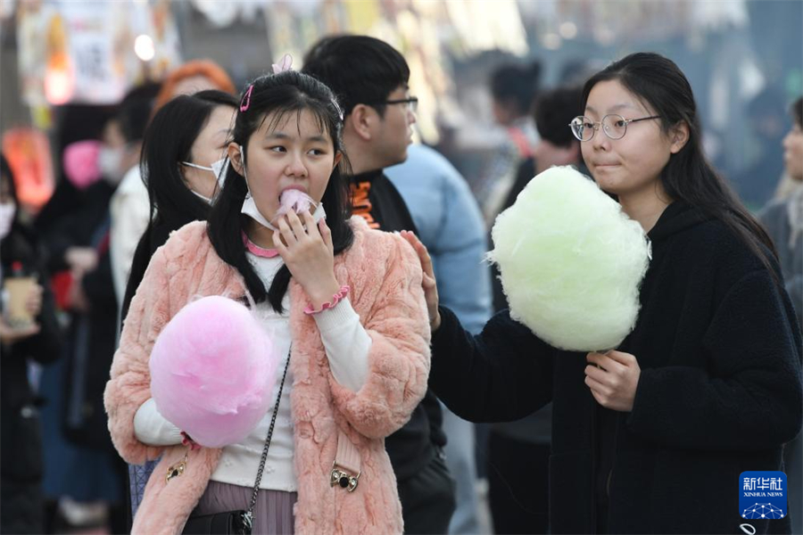 1月5日，在日本名古屋市第18屆“名古屋中國(guó)春節(jié)祭”上，游客品嘗棉花糖。新華社記者 岳晨星 攝