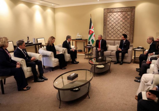 1月7日，約旦國王阿卜杜拉二世（中右）在安曼會見到訪的美國國務(wù)卿布林肯（中左）。新華社發(fā)（約旦王宮供圖）