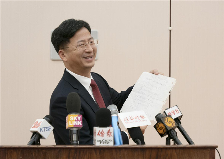 張建敏總領(lǐng)事向媒體展示領(lǐng)區(qū)小學(xué)生來(lái)信。中國(guó)駐舊金山總領(lǐng)館供圖