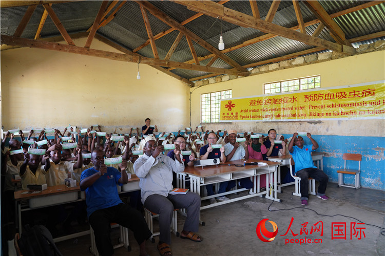 中國專家組走進姆坦噶尼小學開展血吸蟲病防治健康教育。人民網記者 黃煒鑫攝