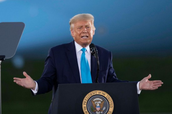 這是2020年9月3日時(shí)任美國總統(tǒng)特朗普在美國賓夕法尼亞州拉特羅布參加競(jìng)選集會(huì)的資料照片。新華社記者劉杰攝