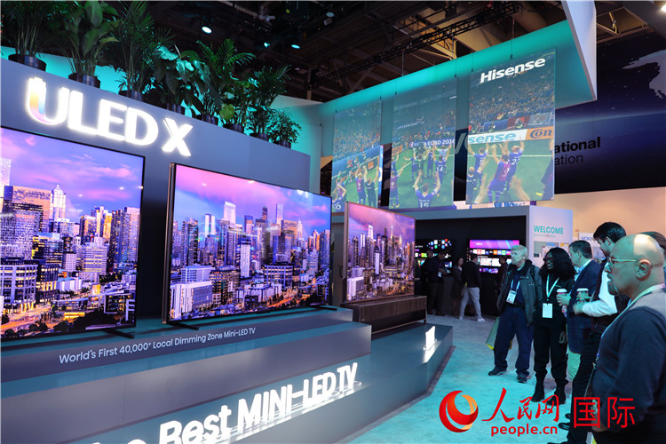 在2024年美國消費電子展上，人們駐足觀看中國企業(yè)海信推出的ULED X系列電視110UX，該產(chǎn)品獲得“2024年美國消費電子展創(chuàng)新獎”。人民網(wǎng)記者 李志偉攝