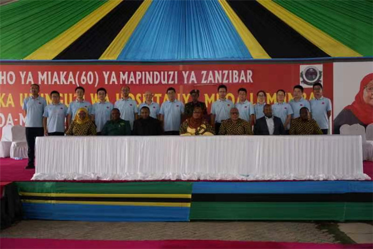 坦桑尼亞政要與中國(guó)醫(yī)療隊(duì)合影。中國(guó)(江蘇)第33期援桑給巴爾醫(yī)療隊(duì)供圖