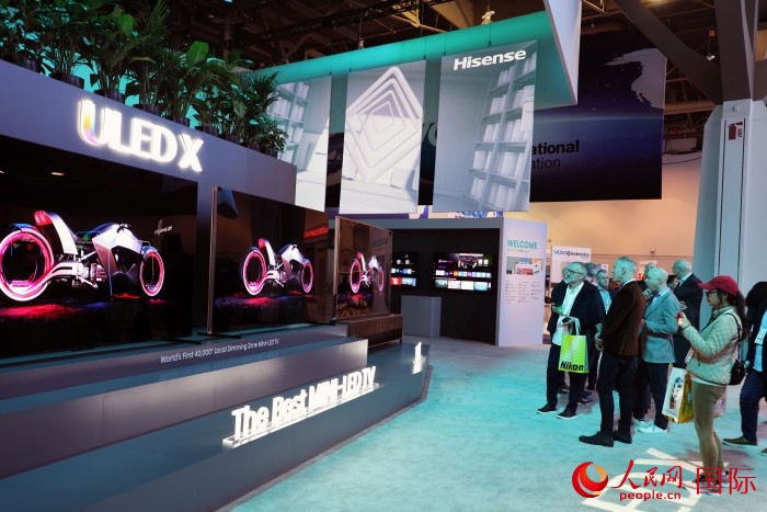 海信在此次展會上推出ULED X系列電視110UX，是全球首臺4萬+分區(qū)MiniLED電視，斬獲2024年美國消費(fèi)電子展創(chuàng)新獎。人民網(wǎng)記者 李志偉攝