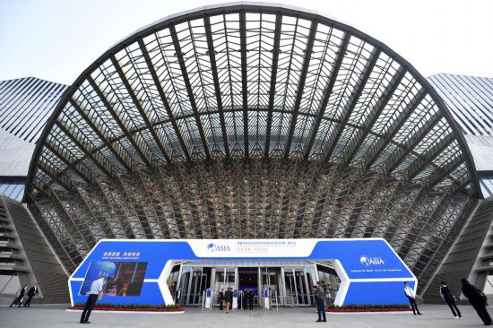 2023年10月30日，參會嘉賓步入長沙國際會議中心。當(dāng)日，以“全球發(fā)展 共享安全”為主題的博鰲亞洲論壇全球經(jīng)濟(jì)發(fā)展與安全論壇第二屆大會在湖南長沙開幕。新華社記者 陳振海 攝