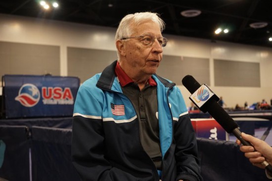 2023年12月16日，中美“乒乓外交”親歷者戴爾·斯威里斯在2023年美國(guó)乒乓球公開賽老年組比賽間隙接受新華社記者專訪。