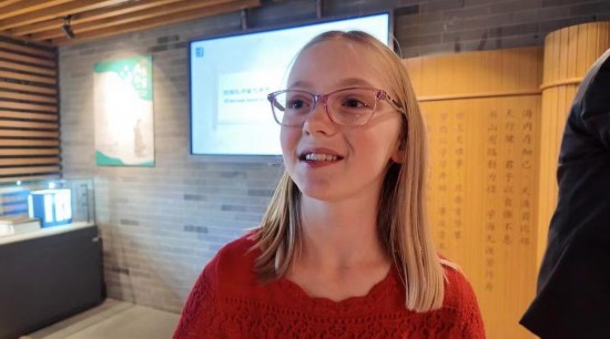 美國(guó)猶他州小學(xué)生米麗婭姆·居布萊接受記者采訪。