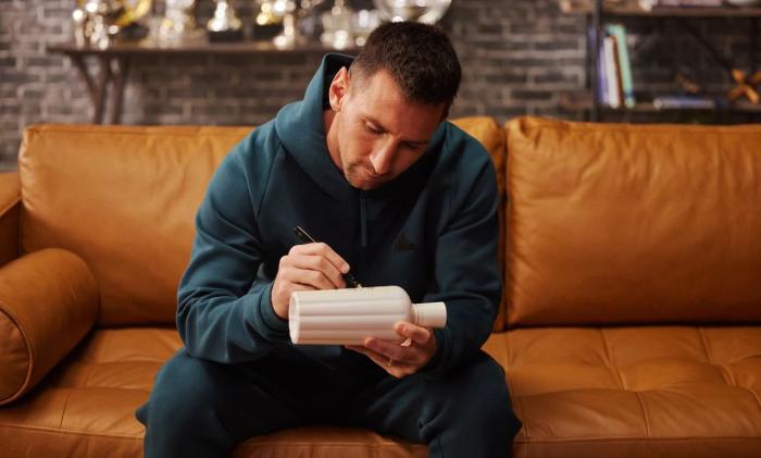 2023年10月，赤水河酒曬出的梅西為赤水河酒酒瓶簽名照片。 截圖自