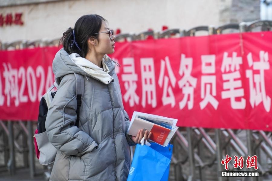 2023年11月26日，山西省太原市，考生步入考場。當日，中央機關(guān)及其直屬機構(gòu)2024年度考試錄用公務(wù)員公共科目筆試舉行。<a target='_blank' href='/'><p  align=