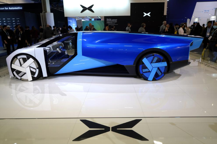 1月11日，人們?cè)诿绹咕S加斯消費(fèi)電子展小鵬公司展臺(tái)觀看電動(dòng)飛行汽車Aeroht。新華社記者吳曉凌攝