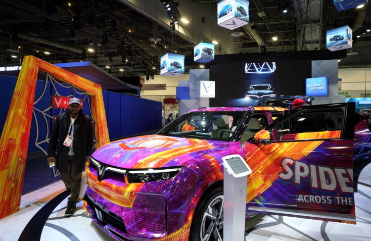 1月11日，人們?cè)诿绹咕S加斯消費(fèi)電子展越南電動(dòng)汽車制造商VinFast展臺(tái)參觀。新華社記者吳曉凌攝