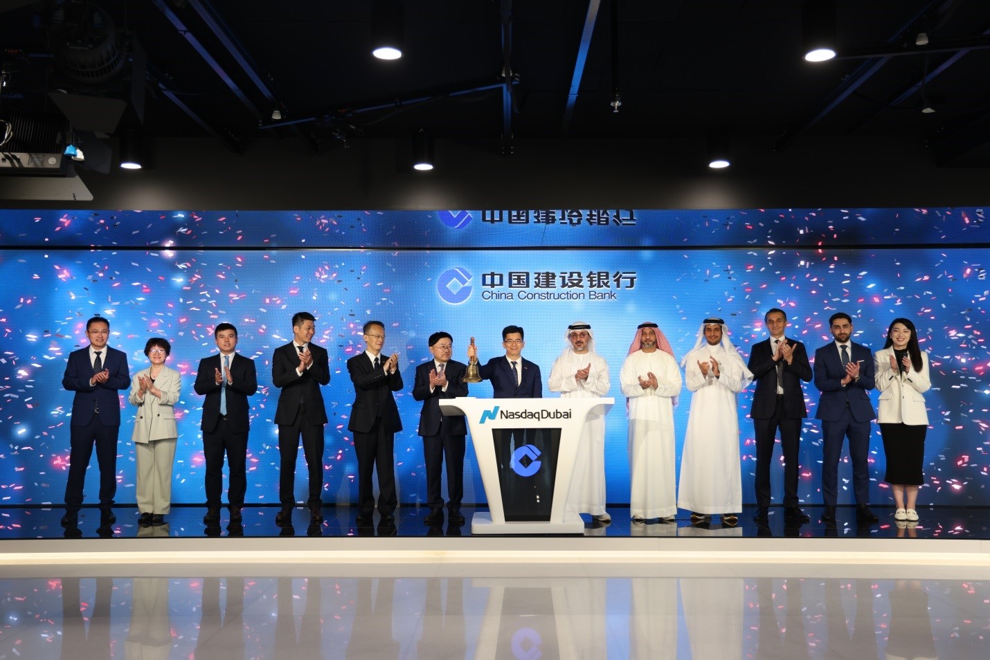 綠色債券上市儀式現(xiàn)場。人民網(wǎng)實習(xí)生 滕婧含攝