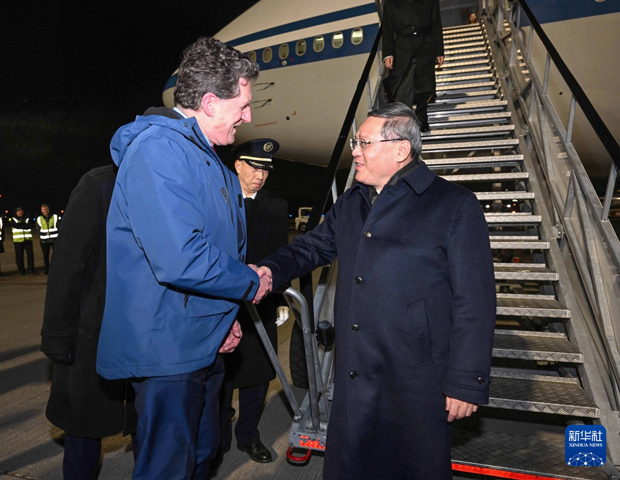 當(dāng)?shù)貢r(shí)間1月16日晚，應(yīng)愛爾蘭總理瓦拉德卡邀請，國務(wù)院總理李強(qiáng)乘包機(jī)抵達(dá)都柏林國際機(jī)場，開始對愛爾蘭進(jìn)行正式訪問。愛爾蘭環(huán)境、氣候與通訊部長兼交通部長瑞安等到機(jī)場迎接。新華社記者 饒愛民 攝