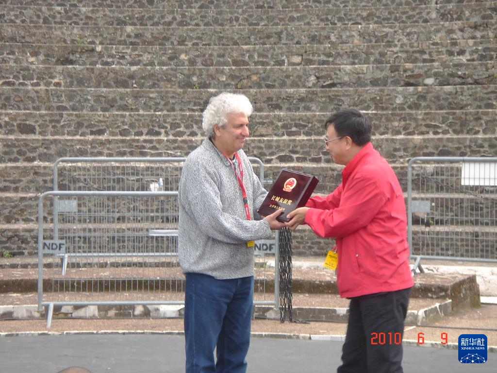 這是2010年帕特里克·索米耶（圖左）獲頒北京市人民政府授予的“長城友誼獎”時的資料照片。新華社發(fā)（受訪對象供圖）