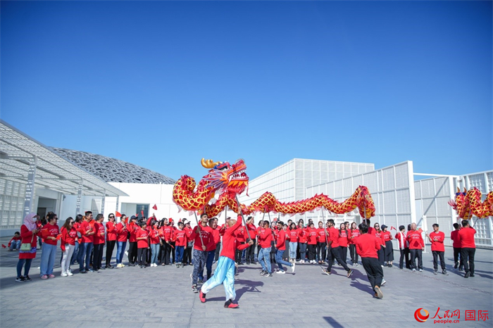 舞龍表演。人民網(wǎng) 塔里克·易卜拉欣攝