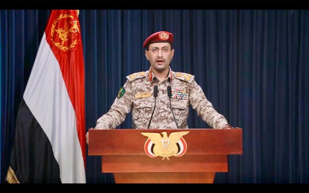 這張1月18日的視頻截圖顯示，也門(mén)胡塞武裝發(fā)言人葉海亞·薩雷亞發(fā)表聲明。新華社發(fā)