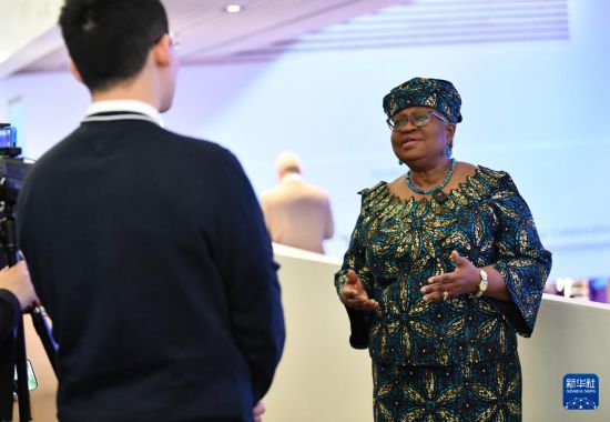 1月18日，世界貿(mào)易組織總干事伊維拉在瑞士達(dá)沃斯舉行的世界經(jīng)濟(jì)論壇2024年年會(huì)期間接受新華社記者專訪。新華社記者 連漪 攝