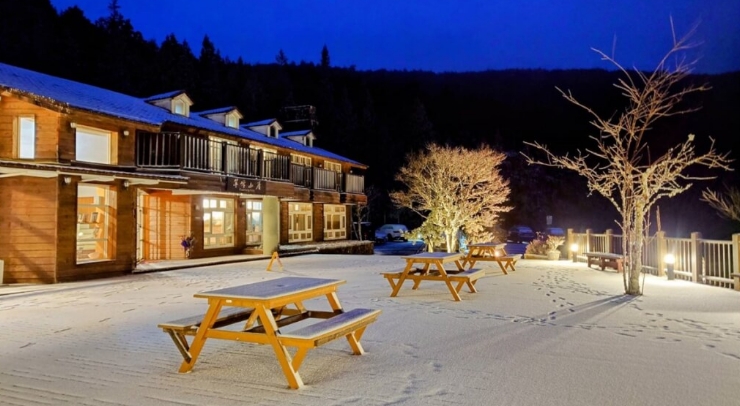 位在宜蘭縣內(nèi)的太平山森林游樂(lè)區(qū)23日凌晨開(kāi)始下雪，園區(qū)翠峰山屋前一片雪白。圖片來(lái)源：臺(tái)灣“中央社”。