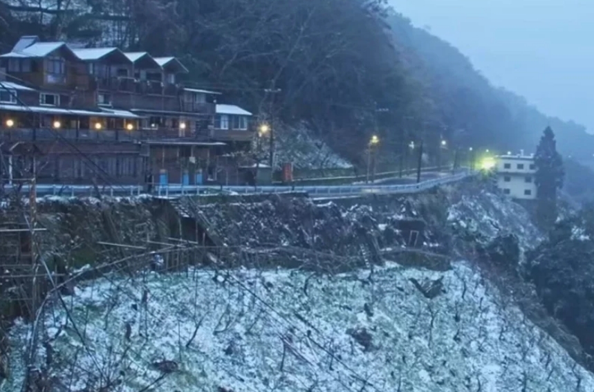 桃園市觀光旅游局22日新啟用的“上巴陵實(shí)時(shí)影像”的鏡頭下，現(xiàn)場(chǎng)呈現(xiàn)雪景。圖片來(lái)源：桃園市觀光旅游局。