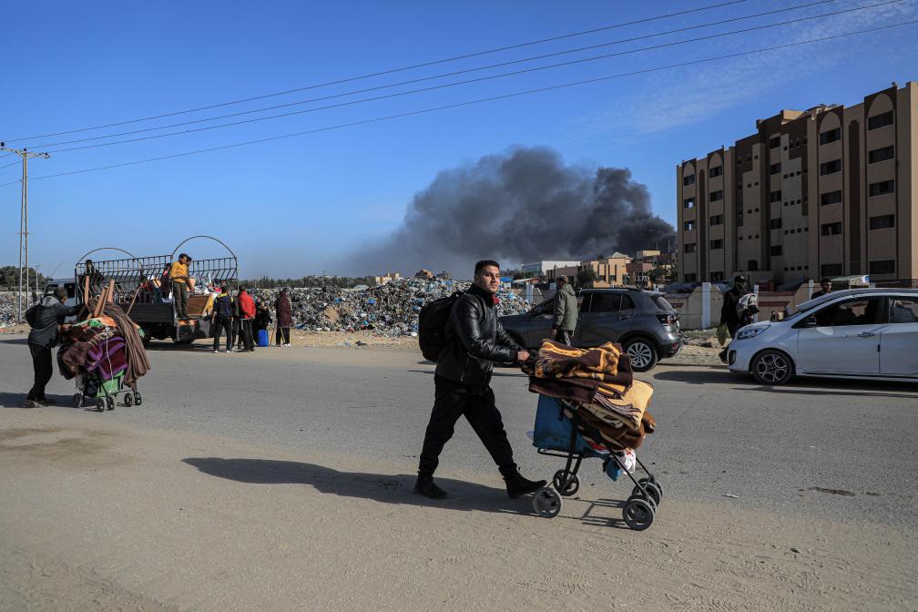 1月22日，在加沙地帶南部城市汗尤尼斯，人們逃離家園。新華社發(fā)（里澤克·阿卜杜勒賈瓦德攝）