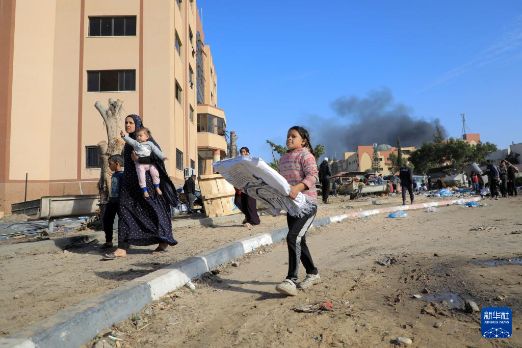 1月22日，加沙地帶南部城市汗尤尼斯遭到以軍攻擊后升起濃煙。新華社發(fā)（里澤克·阿卜杜勒賈瓦德攝）