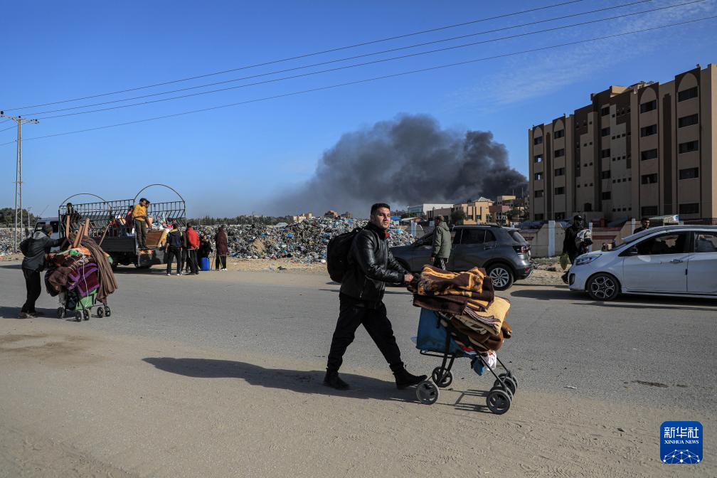1月22日，在加沙地帶南部城市汗尤尼斯，人們逃離家園。新華社發(fā)（里澤克·阿卜杜勒賈瓦德攝）