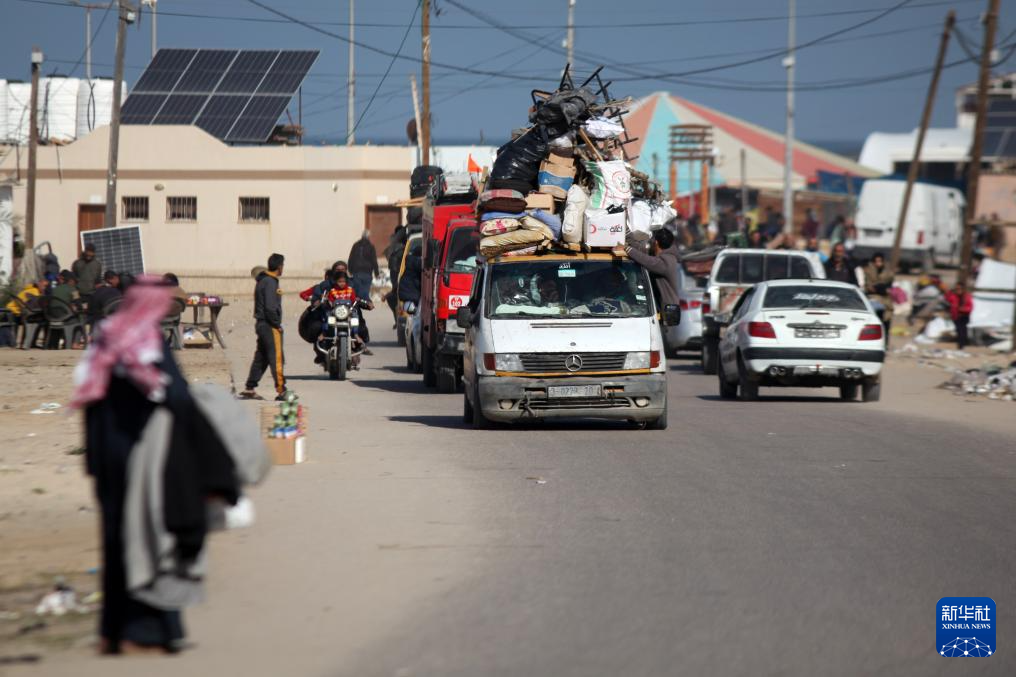 1月22日，在加沙地帶南部城市汗尤尼斯，人們逃離家園。新華社發(fā)（里澤克·阿卜杜勒賈瓦德攝）