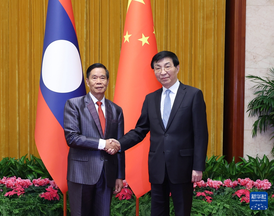 1月22日，中共中央政治局常委、全國(guó)政協(xié)主席王滬寧在北京會(huì)見老撾人民革命黨中央政治局委員、建國(guó)陣線中央委員會(huì)主席辛拉馮。新華社記者 王曄 攝