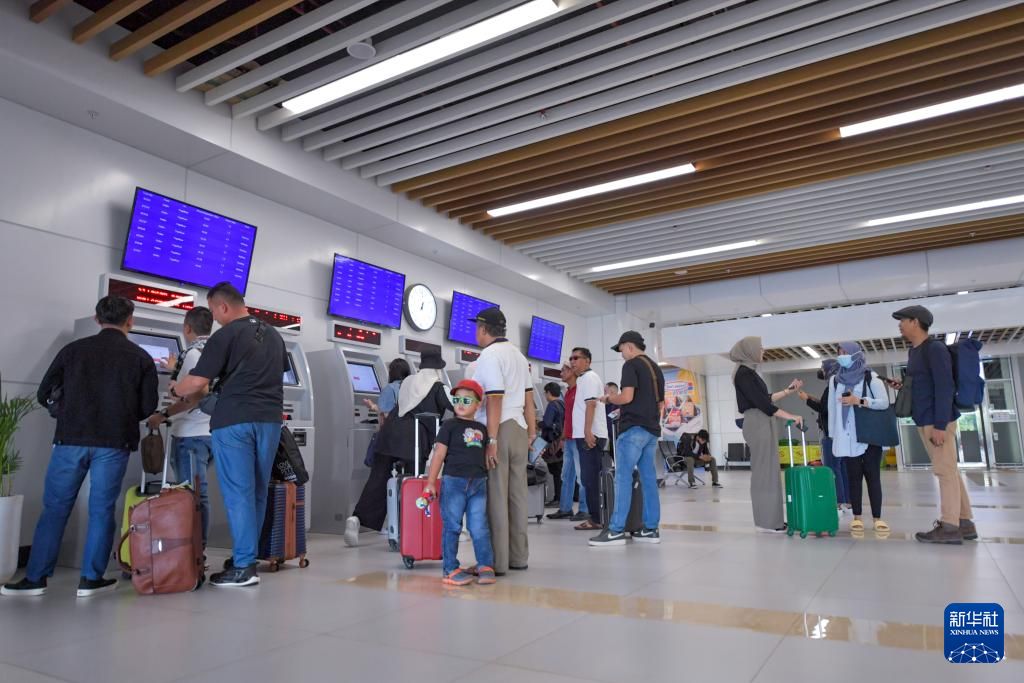 1月24日，在印度尼西亞雅加達(dá)哈利姆站，乘客使用自助取票機(jī)。新華社記者 徐欽 攝